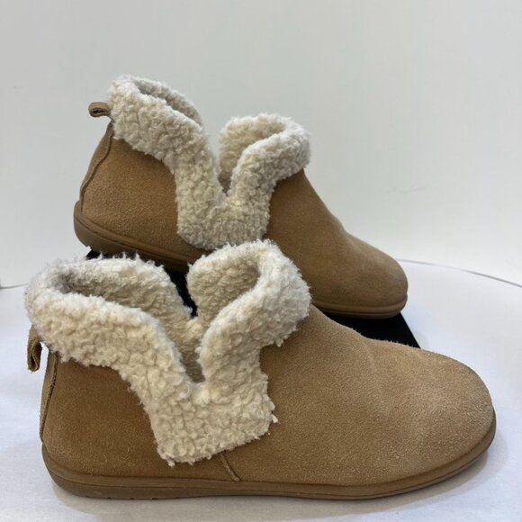minnetonka Shoes - Minnetonka Faux Shearling Suede Ankle Boots Women’s 8 Tan Cozy Slip-On